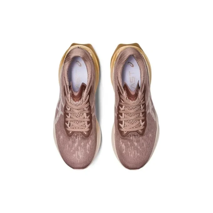 Novablast 3 “Fawn Mineral Beige”