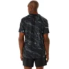 Top a maniche corte con stampa a motivo Suminagashi “Black”